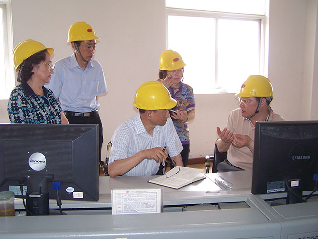  July 26, 2012, Zhangjiagang Party Secretary Xu Meijian braved the heat to chang condolences...