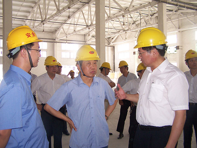 July 26, 2012, Zhangjiagang Party Secretary Xu Meijian braved the heat to chang condolences...